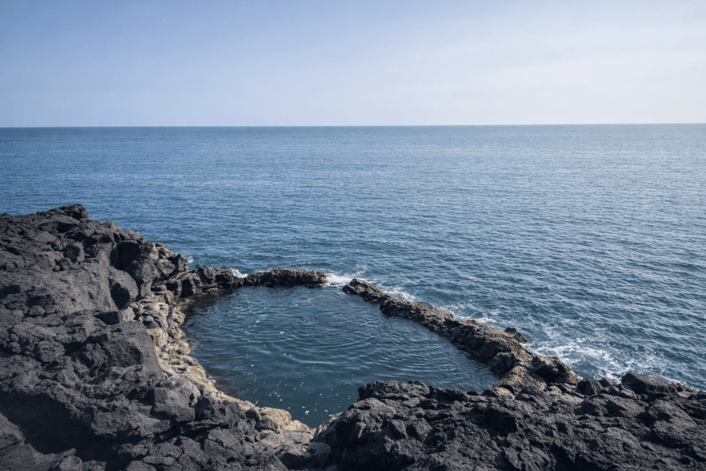 Sea cliffs in Reykjanesbær Iceland – dramatic Atlantic coastline